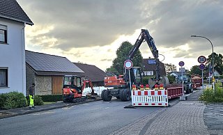 Mittwochmorgen um 7.30 Uhr wird auf der Baustelle Hiddentruper Straße gearbeitet. Dass dafür für acht Wochen eine Vollsperrung vorgesehen war, wird massiv kritisiert. In vier Wochen soll es eine andere Lösung geben. - Astrid Sewing