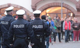 Mehr als 50 Lemgoer demonstrieren am Freitagnachmittag auf dem Lemgoer Marktplatz gegen rechte Gewalt. - Till Brand