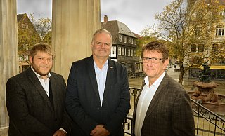 Im Zentrum Detmolds: (von links) Stellvertretender Stadtverbands-Chef Michael Schwab, Vorsitzender Friedrich Sundhoff, Fraktionschef und der vorgeschlagene Bürgermeisterkandidat Jörg Thelaner. - Sonja Thelaner Im Zentrum Detmolds: (von links) Stellvertretender Stadtverbands-Chef Michael Schwab, Vorsitzender Friedrich Sundhoff, Fraktionschef und der vorgeschlagene Bürgermeisterkandidat Jörg Thelaner. - Sonja Thelaner