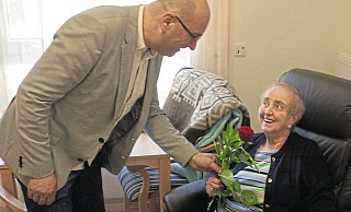 Einrichtungsleiter Oliver Höche überreicht Bewohnerin Helga Bruns eine Rose zur Begrüßung. Die 86-Jährige fühlt sich schon richtig wohl in ihren neuen vier Wänden. - Michaela Weisse Einrichtungsleiter Oliver Höche überreicht Bewohnerin Helga Bruns eine Rose zur Begrüßung. Die 86-Jährige fühlt sich schon richtig wohl in ihren neuen vier Wänden. - Michaela Weisse