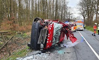 Die Frau geriet aus bislang unbekannten Gründen in den Gegenverkehr. - Feuerwehr Lemgo