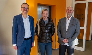 "Das ganze Jahr &uuml;ber eingekauft": Gesch&auml;ftsf&uuml;hrer Falko Heise mit den Spendern Nadja und Mark Wortmann im Foyer der Verwaltung von Eben-Ezer. - Bildrechte: Eben-Ezer