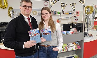 Michael Biermann und seine Tochter Fabienne haben die Geschichte der Stadtbücherei Lage erforscht. Die Chronik ist anlässlich des 100. Geburtstages der Kultureinrichtung im Lippe Verlag erschienen. - Astrid Sewing