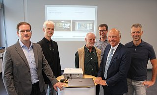 Die Architekten Günther Wachter (von links) und Stefan Brand von "Brand Architekten PartGmbB" aus Lemgo sowie Peter Hohenner, Vorsitzender des Schulausschusses, Andreas Wolf, Betriebsleiter der Blomberger Immobilien- und Grundstücksverwaltung (BIG), Bürgermeister Klaus Geise und Friedrich-Wilhelm Meier, Vorsitzender des Betriebsausschusses der BIG, haben den Gästen bei der Begehung der ehemaligen Hauptschulgebäude Fragen beantwortet. - Michaela Weiße Die Architekten Günther Wachter (von links) und Stefan Brand von "Brand Architekten PartGmbB" aus Lemgo sowie Peter Hohenner, Vorsitzender des Schulausschusses, Andreas Wolf, Betriebsleiter der Blomberger Immobilien- und Grundstücksverwaltung (BIG), Bürgermeister Klaus Geise und Friedrich-Wilhelm Meier, Vorsitzender des Betriebsausschusses der BIG, haben den Gästen bei der Begehung der ehemaligen Hauptschulgebäude Fragen beantwortet. - Michaela Weiße