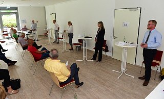 Die Kandidaten (von links) Martin Grohnert, Ewa Hermann, Michaela Lehnert und Friso Veldink sprechen übe ihre verschiedenen Strategien für die Gemeinde. - Nicole Ellerbrake