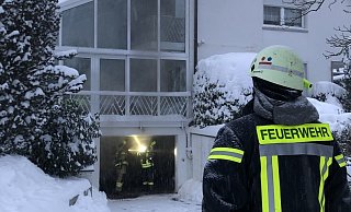 Bei einem Kellerbrand in Bad Salzuflen ist ein Mensch verletzt worden. Die Feuerwehr ging mit einem Trup unter Atemschutz in das Gebäude und löschte den Brand in dem Einfamilienhaus ab. - Daniel Hobein / Feuerwehr Bad Salzuflen Bei einem Kellerbrand in Bad Salzuflen ist ein Mensch verletzt worden. Die Feuerwehr ging mit einem Trup unter Atemschutz in das Gebäude und löschte den Brand in dem Einfamilienhaus ab. - Daniel Hobein / Feuerwehr Bad Salzuflen