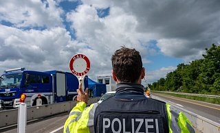Die Bundespolizei Trier hat zwei stationäre Kontrollen eingerichtet (Archivbild) - Harald Tittel/dpa Die Bundespolizei Trier hat zwei stationäre Kontrollen eingerichtet (Archivbild) - Harald Tittel/dpa