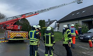 Einsatzkräfte der Freiwilligen Feuerwehr Bad Salzuflen kontrollieren in der Heinrich-Beckmann-Straße in Wülfer-Bexten mehrere Gebäude nach einem Blitzeinschlag. - Nele Keunecke/Feuerwehr Bad Salzuflen