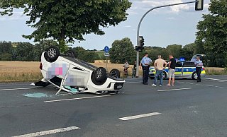 Dieses Auto überschlug sich und blieb auf dem Dach liegen. - Silke Buhrmester