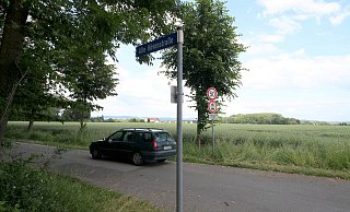 Verboten: Die Alte Hövenstraße ist eigentlich für Anlieger reserviert, dient aber auch als Schleichweg. Weil die Nutzer oft zu schnell fahren, fordert die SPD Tempo 30. - Thomas Dohna