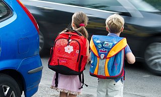 Achtung Elterntaxi: Auch diese beiden Erstklässler haben Schwierigkeiten, die Straße zur Schule zu überqueren. Das Problem ist auch in Lemgo bekannt. Die Schulwegsicherung wird hier daher immer stärker Thema. - Ralf Hirschberger/dpa