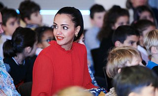 Sawsan Chebli (SPD), Staatssekretärin für Bürgerschaftliches Engagement und Internationales in der Berliner Senatskanzlei, sitzt mit vielen Schülerinnen und Schülern als Gast in einer Schulaufführung. - Annette Riedl/dpa