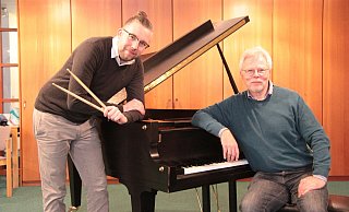 Werner Strootmann (rechts) geht nach 33 Jahren als Musikschulleiter in Kalletal in den Ruhestand. Nils Schmidtpeter (links) wird sein Nachfolger. - Karolina Schmidt