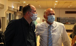 Beinah ungläubig geht der Blick von Christoph Dolle (SPD) zum amtierenden Bürgermeister Klaus Gleise. Mit der letzten Schnellmeldung verfehlt der 44-Jährige knapp die Mehrheit und muss bei der Stichwahl erneut antreten.  - Seda Hagemann