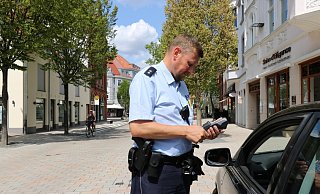 Angehalten: Bezirksbeamter Andreas Grabbe kontrolliert im Bereich „Am Markt" einen Fahrzeughalter, der in die Fußgängerzone eingefahren ist. - Alexandra Schaller