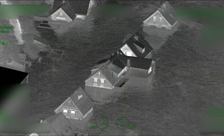 Das Standbild aus einem der Polizeivideos zeigt Häuser im Ahrtal, die bereits vom Wasser eingeschlossen sind. - ---/Polizei Rheinland-Pfalz/dpa Das Standbild aus einem der Polizeivideos zeigt Häuser im Ahrtal, die bereits vom Wasser eingeschlossen sind. - ---/Polizei Rheinland-Pfalz/dpa
