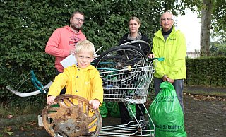 Volker Wehmeier, Maximilian, Irina Reiling und Ralf Plewnia (von links) von der BUND-Ortsgruppe Bad Salzuflen haben viel Müll in den Hoffmannswiesen gefunden. - Sandra Castrup (LZ)