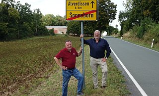 Matthias Müller (links) und Klaus Meier gehören quasi zum Inventar in Sonneborn. Ob des Lichteinfalls bat die LZ beide, sich quasi "ortsauswärts" zu postieren. - Axel Bürger Matthias Müller (links) und Klaus Meier gehören quasi zum Inventar in Sonneborn. Ob des Lichteinfalls bat die LZ beide, sich quasi "ortsauswärts" zu postieren. - Axel Bürger