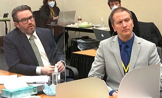 Verteidiger Eric Nelson fordert für seinen Mandanten Derek Chauvin (r) eine Bewährungsstrafe. - Foto: Uncredited/Court TV Pool/AP/dpa Verteidiger Eric Nelson fordert für seinen Mandanten Derek Chauvin (r) eine Bewährungsstrafe. - Foto: Uncredited/Court TV Pool/AP/dpa