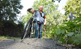 Auf dem kombinierten Rad- und Fußweg zwischen dem Buchen- und dem Eschenweg hat sich Wolfgang Müller an einem der von Rissen durchzogenen Asphalthügel den Reifen seines E-Bikes demoliert. - Karin Prignitz Auf dem kombinierten Rad- und Fußweg zwischen dem Buchen- und dem Eschenweg hat sich Wolfgang Müller an einem der von Rissen durchzogenen Asphalthügel den Reifen seines E-Bikes demoliert. - Karin Prignitz