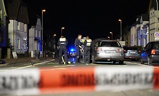 Die Polizei kümmert sich auf der Lemgoer Straße um die Unfallaufnahme. - Freitag TV Die Polizei kümmert sich auf der Lemgoer Straße um die Unfallaufnahme. - Freitag TV