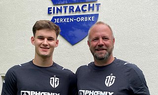 Luca Schober (links) mit seinem Trainer Bastian Möller vor dem SVE-Logo. - Sebastian Lucas Luca Schober (links) mit seinem Trainer Bastian Möller vor dem SVE-Logo. - Sebastian Lucas