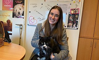 Studentin Kim Sindermann hat Tierheim-Notfall Madame Poutine bei sich aufgenommen. - Tierheim Detmold