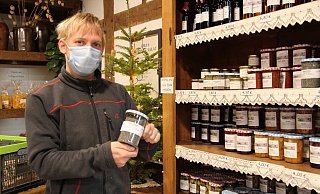 Im Hofladen von Werner Klemme und seiner Familie gibt es den Mohn auch zu kaufen. - Nadine Uphoff