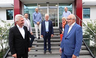 NRW-Minister Andreas Pinkwart (links) tauscht sich mit Thomas Sollich (rechts) aus. Im Hintergrund (von links) Carsten Möller (FDP), Junior-Firmenchef Nicolas Sollich, Vertriebsleiter Ralf Schäffer, Landtagsabgeordnete Martina Hannen und Michael Friedrich, kaufmännischer Leiter. - Sandra Castrup NRW-Minister Andreas Pinkwart (links) tauscht sich mit Thomas Sollich (rechts) aus. Im Hintergrund (von links) Carsten Möller (FDP), Junior-Firmenchef Nicolas Sollich, Vertriebsleiter Ralf Schäffer, Landtagsabgeordnete Martina Hannen und Michael Friedrich, kaufmännischer Leiter. - Sandra Castrup