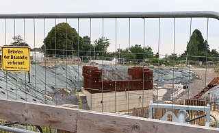 Teile des Brückenfundaments in Höhe der Milser Straße wurden bereits fertiggestellt. Aktuell ist die Baustelle abgeriegelt und videoüberwacht. - Marco Hilla Teile des Brückenfundaments in Höhe der Milser Straße wurden bereits fertiggestellt. Aktuell ist die Baustelle abgeriegelt und videoüberwacht. - Marco Hilla