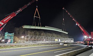 In der Nacht zum 1. Dezember vergangenen Jahres wurde die "Schnapsbrücke" unter Vollsperrung der A2 von zwei großen Kränen von ihren Pfeilern genommen und neben der Autobahn "abgelegt". Seit Anfang März ist sie wieder an ihrem angestammen Platz - aber noch nicht freigegeben. - Sebastian Kratz In der Nacht zum 1. Dezember vergangenen Jahres wurde die "Schnapsbrücke" unter Vollsperrung der A2 von zwei großen Kränen von ihren Pfeilern genommen und neben der Autobahn "abgelegt". Seit Anfang März ist sie wieder an ihrem angestammen Platz - aber noch nicht freigegeben. - Sebastian Kratz