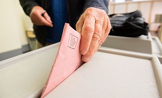 Die Teilnahme an der Bundestagswahl kann per Briefwahl oder persönlich im Wahllokal stattfinden. Aber auch die Stimmzettel für die Briefwahl können vor Ort direkt angekreuzt und die Urnen eingeworfen werden. - Julian Stratenschulte/dpa