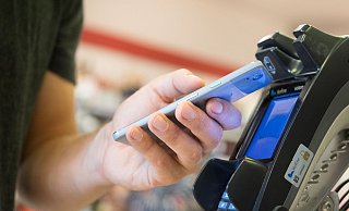 Kontaktlos unauffällig: Ob da der rechtmäßige Karteninhaber oder ein Betrüger mit einem erschlichenen Kreditkarten-Klon bezahlen will, bekommt das Kartenterminal nicht mit. - Franziska Gabbert/dpa-tmn Kontaktlos unauffällig: Ob da der rechtmäßige Karteninhaber oder ein Betrüger mit einem erschlichenen Kreditkarten-Klon bezahlen will, bekommt das Kartenterminal nicht mit. - Franziska Gabbert/dpa-tmn