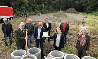 Am Soccerfeld neben dem Skaterpark beginnen die Arbeiten zur Freude von (von links) Fritz Steinke, Bürgermeister Dr. Reiner Austermann, Wolfgang Sieweke, Baudirektor Markus Baier, Jugendamtschef Thomas Portong, Leader-Regionalmanagerin Susanne Weishaupt, Udo Golabeck, Claus Cieciera und Dr. Katharina Kleine Vennekate. - Till Brand Am Soccerfeld neben dem Skaterpark beginnen die Arbeiten zur Freude von (von links) Fritz Steinke, Bürgermeister Dr. Reiner Austermann, Wolfgang Sieweke, Baudirektor Markus Baier, Jugendamtschef Thomas Portong, Leader-Regionalmanagerin Susanne Weishaupt, Udo Golabeck, Claus Cieciera und Dr. Katharina Kleine Vennekate. - Till Brand