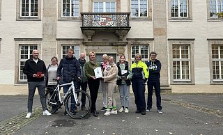 Über die Zertifizierung freuen sich: (von links) Dennis Hetmann (Mobilitätsmanager Kreis Lippe), Anna-Lena Mügge (Radverkehrsbeauftragte Kreis Lippe), Dr. Florian Lueke (Lehrer), Gerhard Reineke (Radverkehrsbeauftragter Stadt Lemgo), Dr. Ute Röder (Verwaltungsvorständin Kreis Lippe), Juliane Schmidt-Rhaeser (Lehrerin), Bärbel Fischer (Schulleiterin), Kaja-Marie Hoffmann (Bundesfreiwilligendienst Kreis Lippe), Tanja Menze (Kreispolizeibehörde Lippe) und Erik Körner (Schüler). - Tamina-Shirin Marten