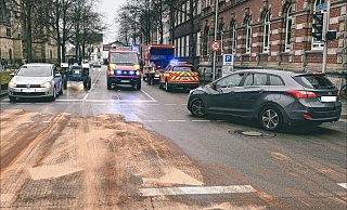 Die &Ouml;lspur hatte sich auf mehreren Stra&szlig;en gro&szlig;fl&auml;chig verteilt. - Feuerwehr Detmold/Marco Schweiger