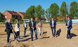 Mit dem symbolischen Spatenstich beginnt die nächste Bauphase. Mit dabei sind (von links) Dr. Peter Pahmeyer (Vorsitzender des Bildungsausschusses), Manuela Kupsch (Leiterin des Eigenbetriebs Schulen), Bernd Hendig (Schulleiter Karla-Raveh-Gesamtschule), Landrat Dr. Axel Lehmann, Gudrun Laag (Schulleiterin der Astrid-Lindgren-Schule), Kai Becker (Niederlassungsleiter Goldbeck Nord) und Carsten Hense (Geschäftsbereichsleiter Goldbeck Public Partner). - Kreis Lippe