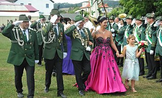 Das Königspaar nebst Thron: Michael Gebel (Dritter von links), König der Schützenvereinigung Humfeld, nimmt gemeinsam mit seiner Königin Isabell Heil auf dem Sportplatz die Parade ab. - Nicole Ellerbrake Das Königspaar nebst Thron: Michael Gebel (Dritter von links), König der Schützenvereinigung Humfeld, nimmt gemeinsam mit seiner Königin Isabell Heil auf dem Sportplatz die Parade ab. - Nicole Ellerbrake