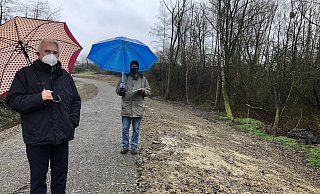 Der Bund für Umwelt und Naturschutz - hier mit Jürgen Georgi (links) und Hans-Eckhard Buschmeier - hatte sich gegen den geplanten Steg durchs Wäldchen eingesetzt. Mit Erfolg. - Till Brand Der Bund für Umwelt und Naturschutz - hier mit Jürgen Georgi (links) und Hans-Eckhard Buschmeier - hatte sich gegen den geplanten Steg durchs Wäldchen eingesetzt. Mit Erfolg. - Till Brand