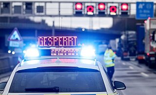 Auf einem Polizeifahrzeug leuchtet die Aufschrift &laquo;Gesperrt&raquo;. - David Young/dpa/Symbolbild