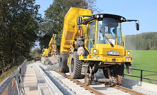 Auf der neuen Eisenbahnbrücke über die künftige Barntruper Umgehungsstraße werden die Schienen verlegt. - Jens Rademacher Auf der neuen Eisenbahnbrücke über die künftige Barntruper Umgehungsstraße werden die Schienen verlegt. - Jens Rademacher