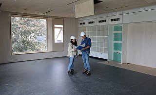 Die beiden Projektleiter Tugba Gürel und Frank Hanemann stehen in einem der fast fertigen Klassenzimmer in einem der Lernhäuser der Realschule. - Alexandra Schaller