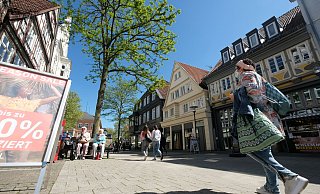 Auch der Abschnitt der Langen Straße zwischen Wiese und dem Marktplatz steht zur Sanierung an. Es gibt drei Umbau-Bereiche, die nacheinander an die Reihe kommen werden – dieser sowie der zwischen dem Hornschen Tor und Wiese sowie der Abschnitt zwischen der Rosental-Galerie und dem Markplatz. - Sven Koch Auch der Abschnitt der Langen Straße zwischen Wiese und dem Marktplatz steht zur Sanierung an. Es gibt drei Umbau-Bereiche, die nacheinander an die Reihe kommen werden – dieser sowie der zwischen dem Hornschen Tor und Wiese sowie der Abschnitt zwischen der Rosental-Galerie und dem Markplatz. - Sven Koch