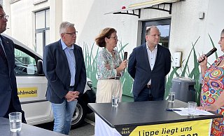 Das LZ-Wahlmobil ist zu Gast in Blomberg. Jakob Baidin (von links), Andreas Silge und Christoph Dolle stellen sich den Fragen von LZ-Redakteurin Marianne Schwarzer (rechts) und Silke Buhrmester. - Seda Hagemann Das LZ-Wahlmobil ist zu Gast in Blomberg. Jakob Baidin (von links), Andreas Silge und Christoph Dolle stellen sich den Fragen von LZ-Redakteurin Marianne Schwarzer (rechts) und Silke Buhrmester. - Seda Hagemann
