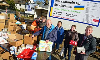 Sammeln für die Ukraine: (von links) Artem Cibe, Alexander Klepfer, Marco Wallenstein, Jutta Niepelt, Sabine Brüggemann und Bürgermeister Frank Meier. - Nicole Ellerbrake