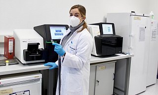 Molekular-Biologin Janine Silvery bereitet eine Probe vor, deren Erbinformationen (Genom) von der Maschine sequenziert werden sollen. - Peter Stuckhard Molekular-Biologin Janine Silvery bereitet eine Probe vor, deren Erbinformationen (Genom) von der Maschine sequenziert werden sollen. - Peter Stuckhard