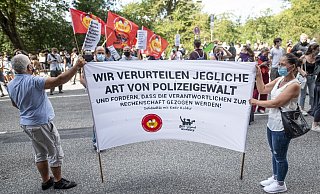 Rund 250 Menschen protestierten in Hamburg gegen rassistische Polizeigewalt. - Foto: Axel Heimken/dpa