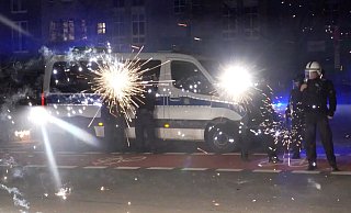 Angriffe auf Rettungssanitäter sowie auf Einsatzkräfte von Polizei und Feuerwehr haben die Politik auf den Plan gerufen. (Archivbild) - Julius-Christian Schreiner/TNN/dpa Angriffe auf Rettungssanitäter sowie auf Einsatzkräfte von Polizei und Feuerwehr haben die Politik auf den Plan gerufen. (Archivbild) - Julius-Christian Schreiner/TNN/dpa