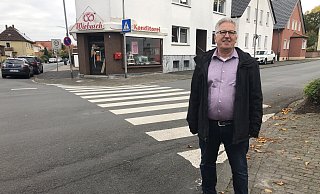 Dr. Johann Malcher steht an dem Zebrastreifen an der Heldmanstraße, der Auslöser für sein kommunalpolitisches Engagement gewesen ist. - Sven Kienscherf Dr. Johann Malcher steht an dem Zebrastreifen an der Heldmanstraße, der Auslöser für sein kommunalpolitisches Engagement gewesen ist. - Sven Kienscherf