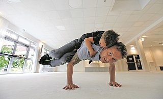 Vater und Sohn beim Yoga: Rama Schwab mit seinem Sohn Christoffer, Zeugnis einer Ashram-Liebe. - Vera Gerstendorf-Welle Vater und Sohn beim Yoga: Rama Schwab mit seinem Sohn Christoffer, Zeugnis einer Ashram-Liebe. - Vera Gerstendorf-Welle